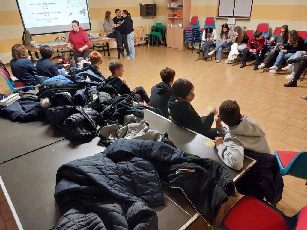 Un "sabato extra-ordinario" il 22 novembre all'oratorio: adolescenti e genitori a confronto sui diritti e doveri dell'infanzia